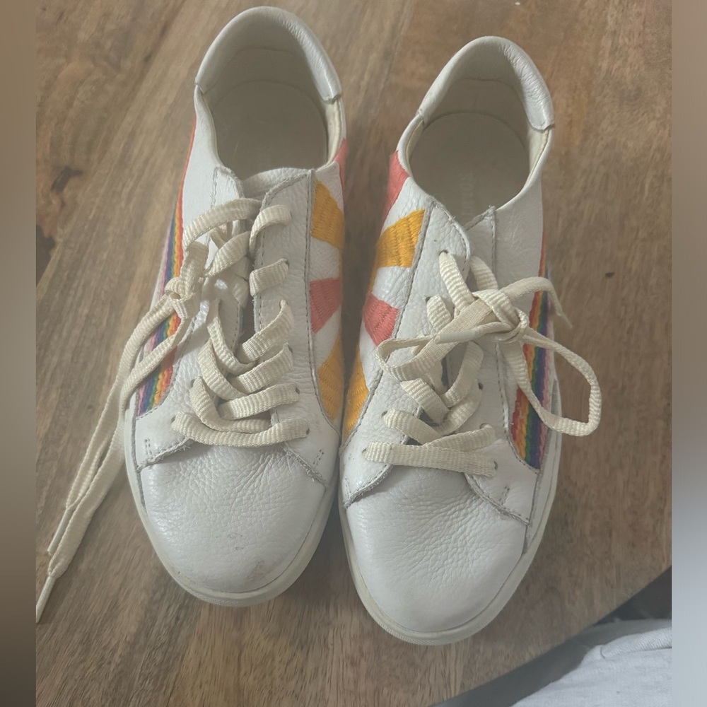 Super cute casual sneaker.